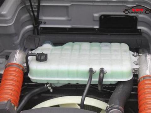 车都市养护专家：无论任何情况，不要用水来替代防冻液