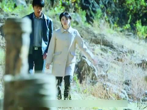 小伙只是随手一推没想到却救了女友的命