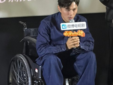 叶祖新坐轮椅现身剧宣，还原剧中角色引热议