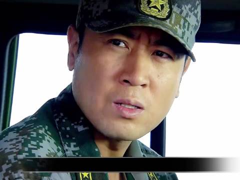 李二牛背起团长跑了，更夸张的是居然还要拉着团长跳崖