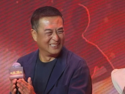 张嘉益窦骁首映礼注视刘浩存展笑容