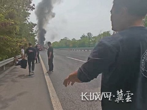 凡人微光 | 两辆大货车高速追尾起火 他们“顺手”救了个人