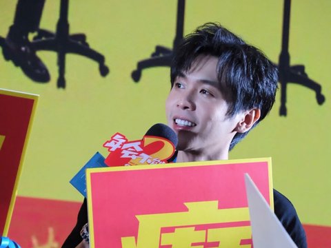 张若昀听导演夸他萌开心回应，说刘奔又燃又登