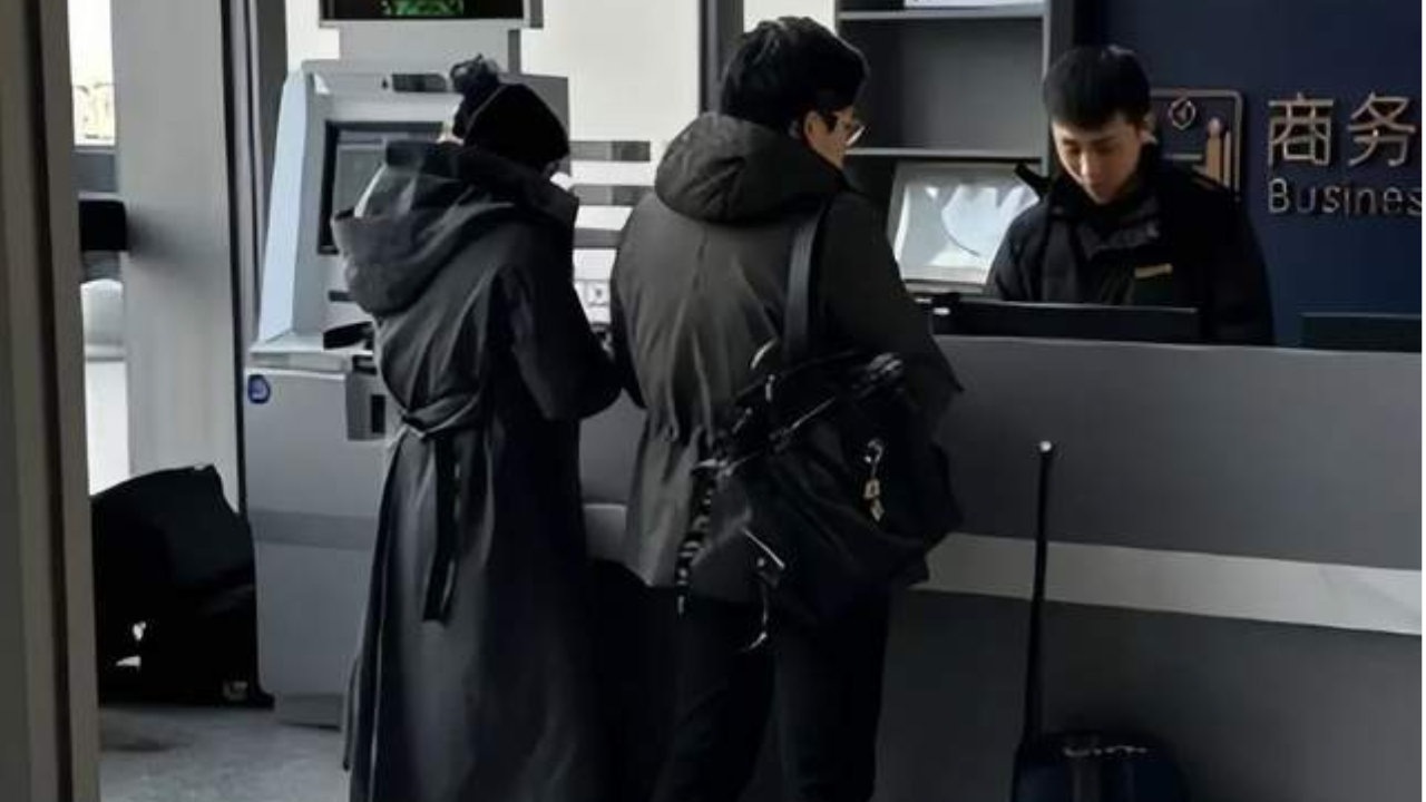 郭晶晶夫妻俩在高铁站被偶遇，没有戴口罩，霍启刚拉着破旧行李箱