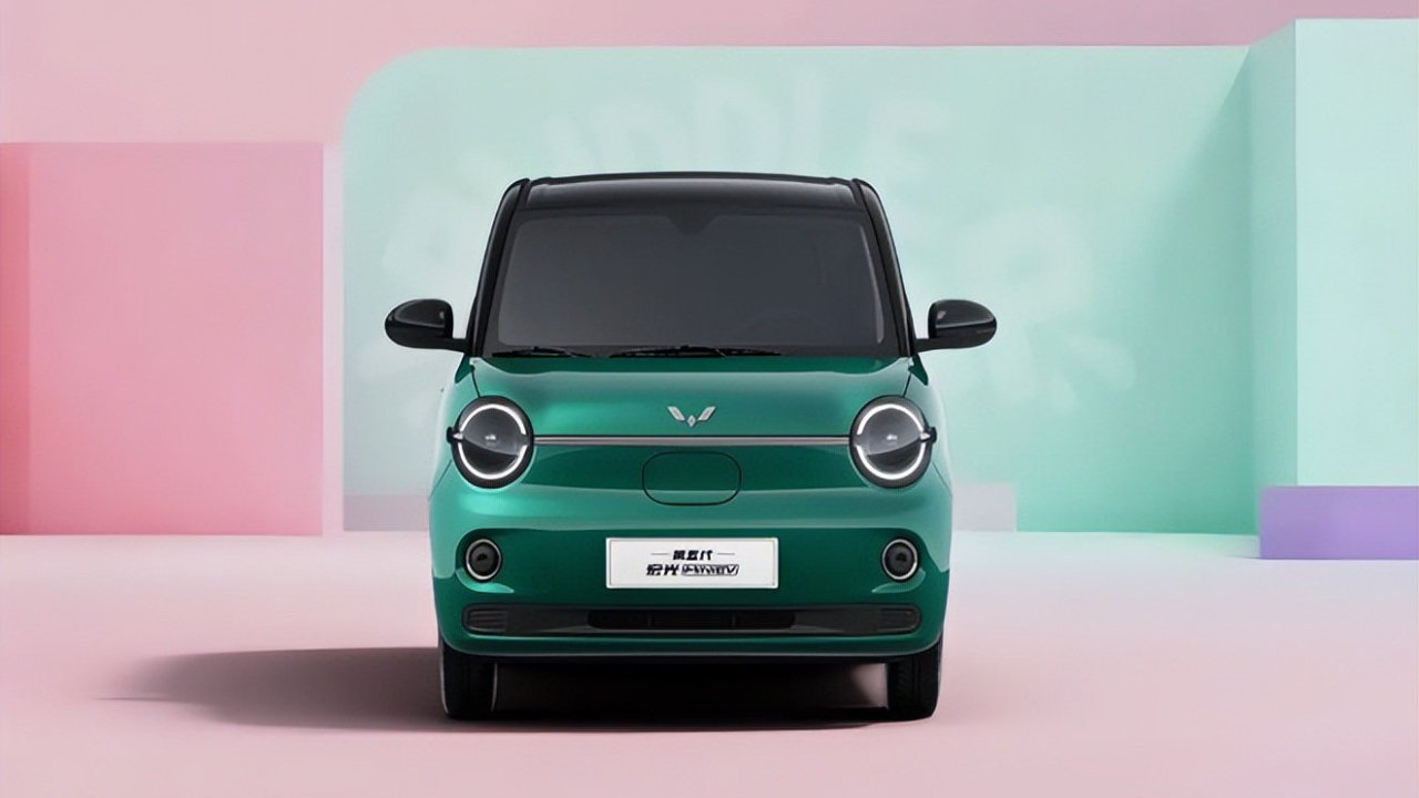 五菱终于想通了！新款MINIEV配四门，2190mm轴距专治后排痛点