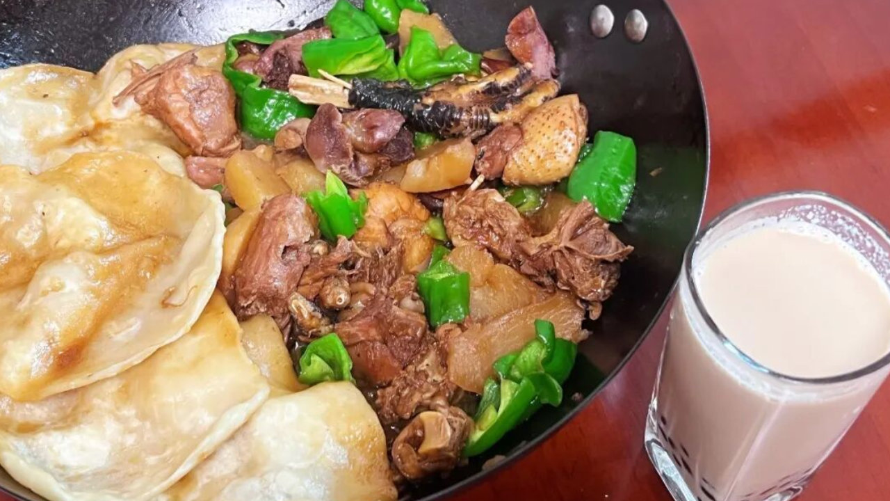 两个人的午餐简单做,肉菜饼子一锅出,食材丰富营养好,真香 两个人的午餐简单做,肉菜饼子一锅出,食材丰富营养好,真香