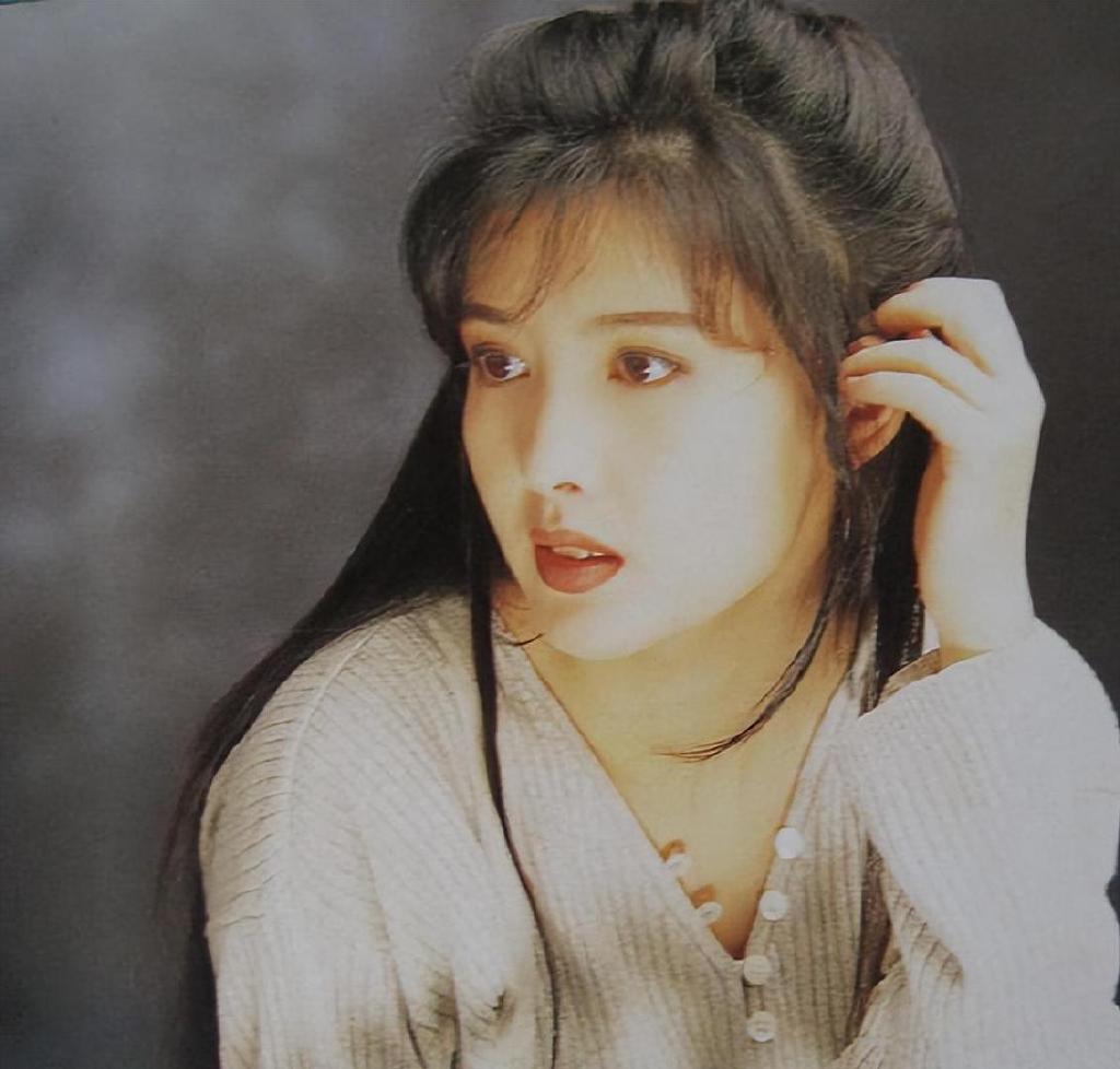 周慧敏是90年代我们心目中的"清纯玉女.