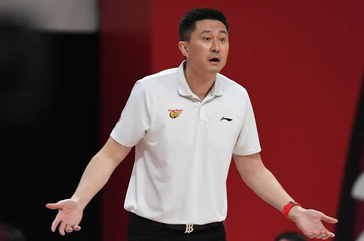 合同到期，杜锋下课？考核目标曝光，名记透露，难再兼任3份工作