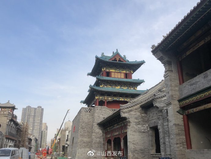 1 / 3 7月6日,在太原市钟楼街改造施工现场,施工人员精心装饰各个标志