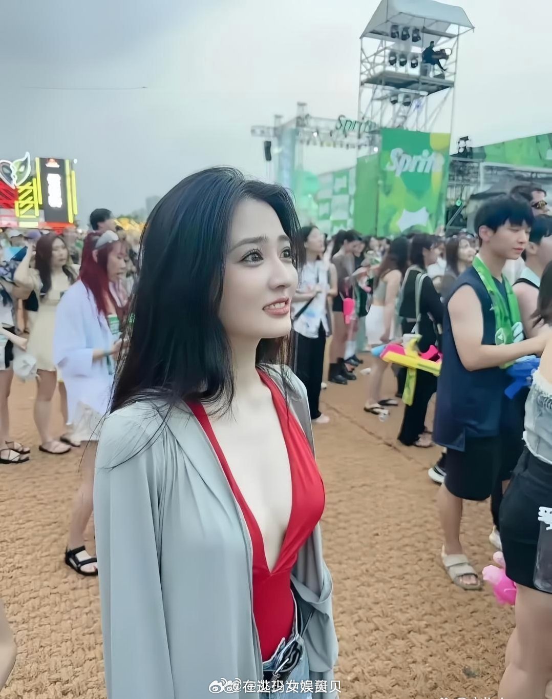 29岁徐璐真大胆，穿着深V泳衣直开到腰就出来了