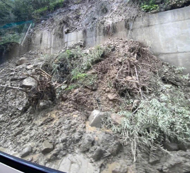 很危险！张雨绮乘车遭遇泥石流，现场照曝光看后触目惊心