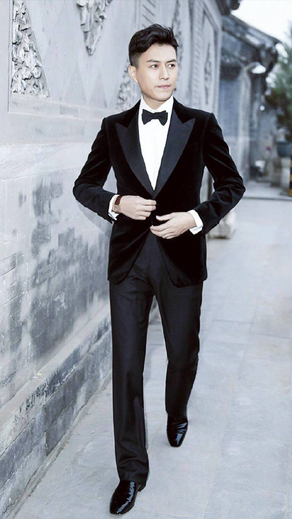 靳东这么穿年轻许多，一身浅灰色西装绅士减龄，梳背头帅气不油腻_整体