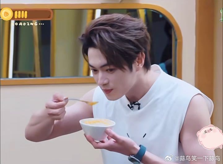 看许凯替周笔畅喝黑暗料理，浅尝一口就yue，为了站笔姐后面也是拼…