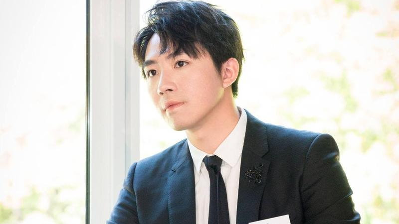 俞灏明王晓晨身穿情侣休闲装，手牵手逛街