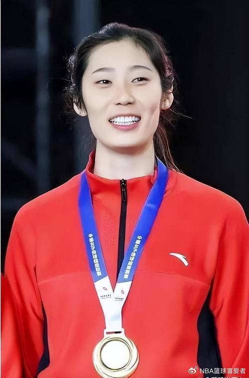 落选女排，朱婷发声，官宣喜讯，多年坚持等到，父母担心大事解决
