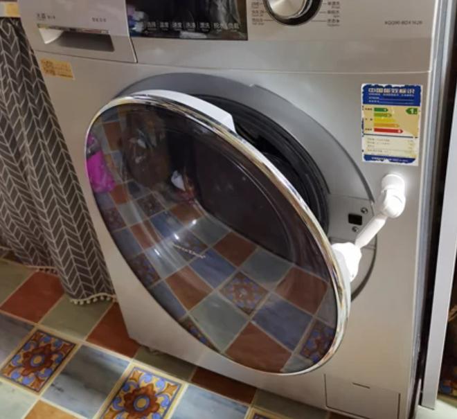 原创（小孩爬进滚筒洗衣机）两幼童钻进洗衣机，(图11)
