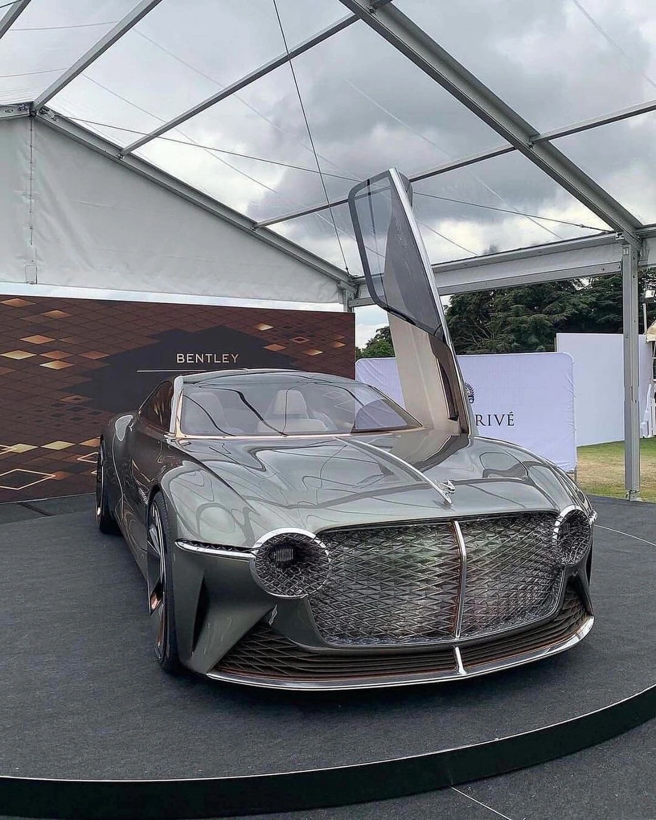 100 extraordinary years 宾利概念车，网友说，不买它……