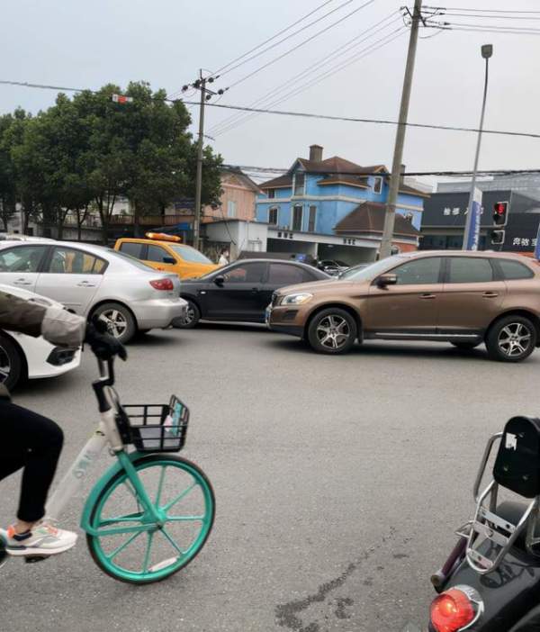 成都市民反映金牛区金周路地铁站周边交通秩序混乱 属地交警开展违法查处工作休闲区蓝鸢梦想 - Www.slyday.coM 成都市民反映金牛区金周路地铁站周边交通秩序混乱 属地交警开展违法查处工作休闲区蓝鸢梦想 - Www.slyday.coM