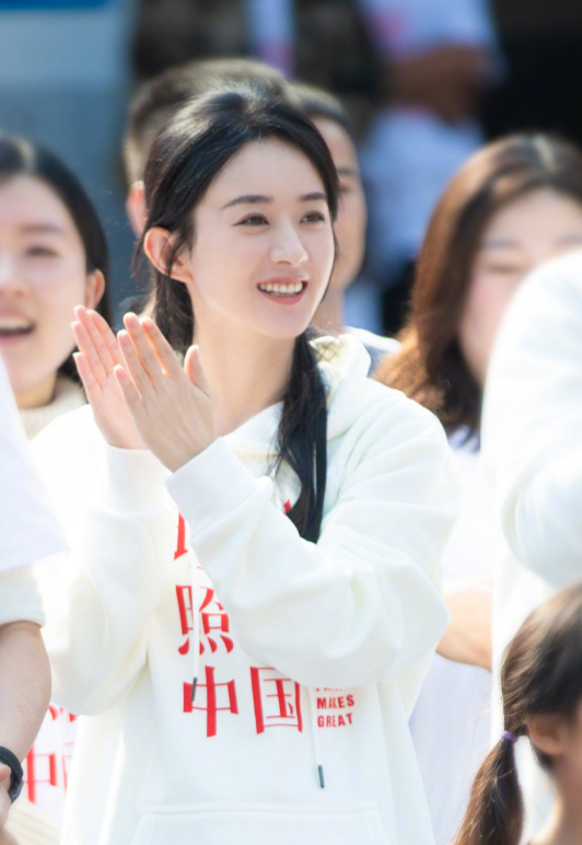赵丽颖新剧开机照曝光穿白色帽衫笑容温婉再演接地气角色