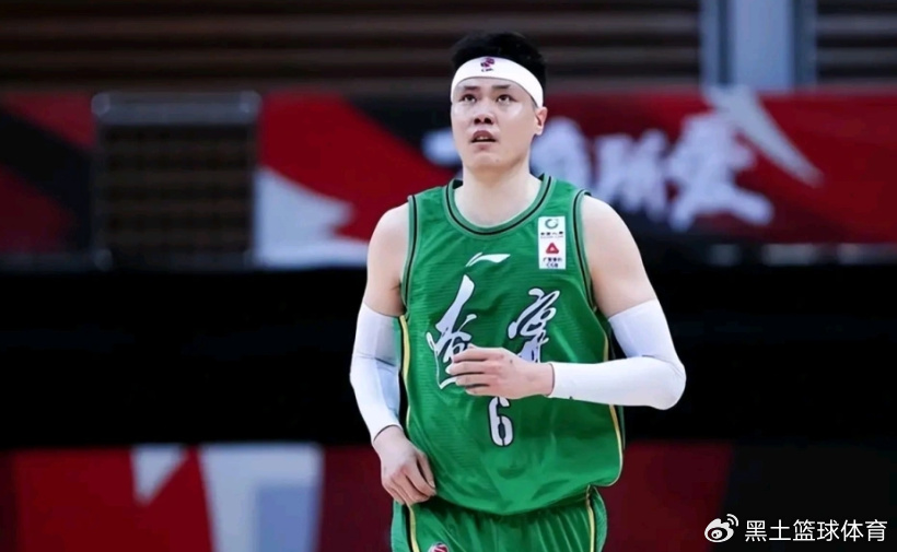 争议！易建联疑似遭34岁辽宁男篮名将暗讽，回应球迷：蓝莓卖1500