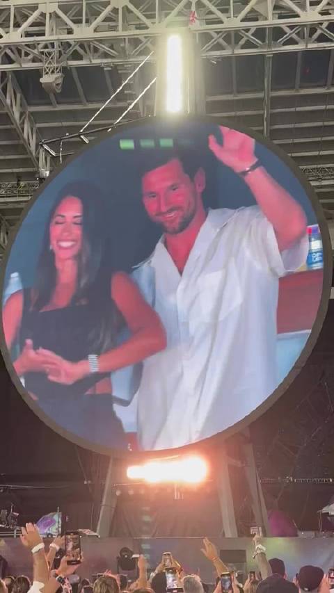 腼腆小梅梅西与安东内拉听酷玩演唱会，全场高呼“MESSI”梅西 酷玩乐队