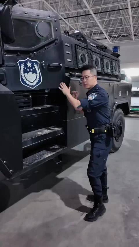 这大前脸，这大轱辘，这小内饰，后排还有超大空间！特警：喜欢不？敢坐不？