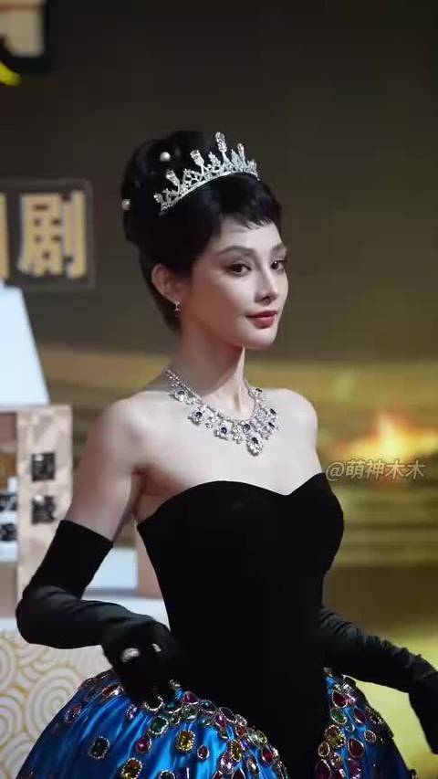 彭小苒赫本造型大翻车！面部僵硬撞脸蔡明，网友呼吁别再折腾脸了