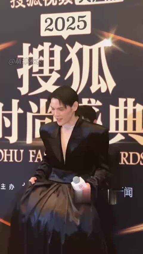 笑死！向佐穿裙现身时尚盛典，为了证明穿的是男装，当场脱掉裙子