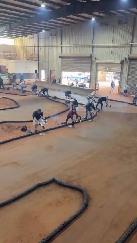 不愧是专业的赛车竞技手，都这么稳，竟然没有一个冲出跑道的，太好玩了