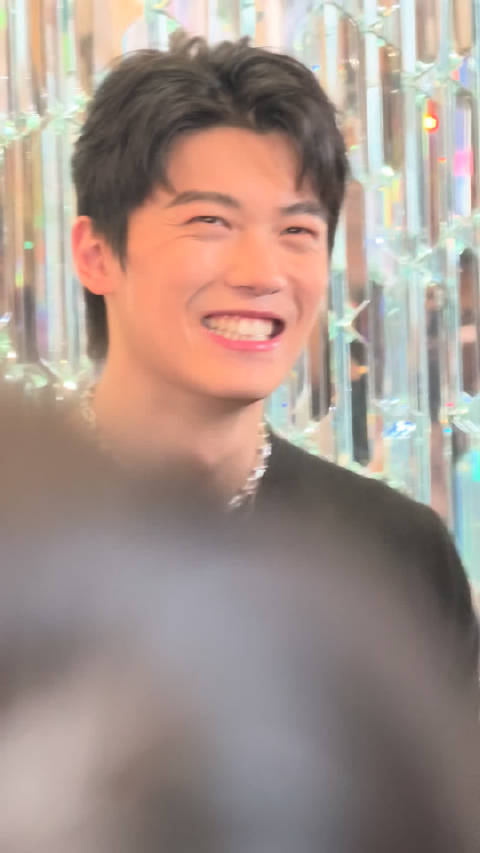 顺顺顺顺，他在猪头笑嗳！