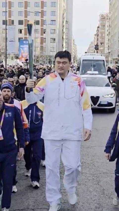 最高的火炬手来了！姚明在米兰传递2026年火炬