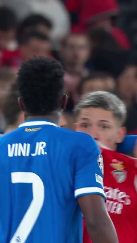 维尼修斯投诉遭种族歧视暴怒离场致比赛中断