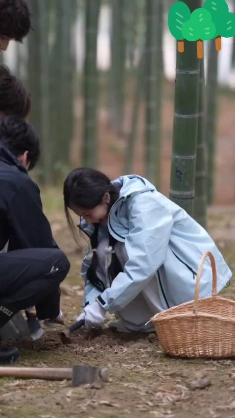 李一桐穿这么美 李一桐这身是很活力感！挖笋都这么美