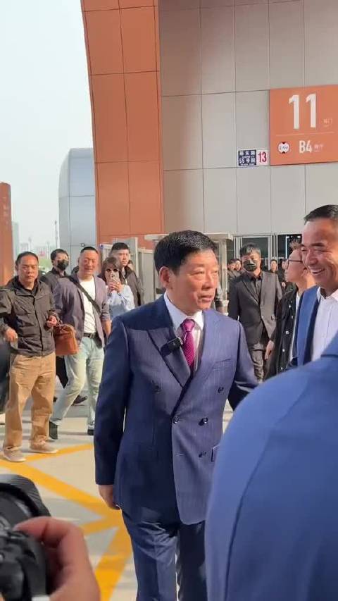 他来了，他来了！他带着V8走来了！