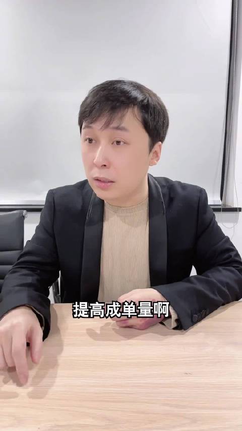 《职场上爱附和老板的同事》上班久了就会自动进化成第二种了