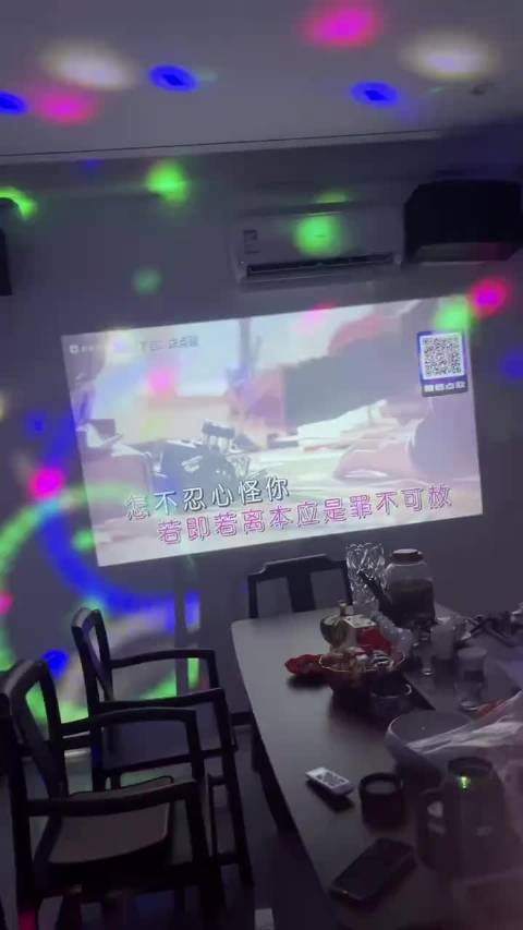 无时无刻 像是一首无法停止 单曲循环的无名歌