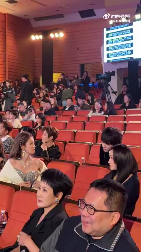 今日,@白鹿my 和@周翊然Tz 两人被多次拍到在观众席相邻或隔排热聊,聊天时手势丰富表