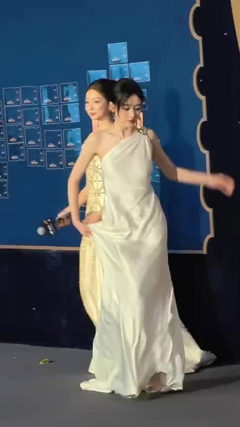 女明星太难！张天爱穿长裙踩恨天高差点摔倒，吓得拍照都僵硬