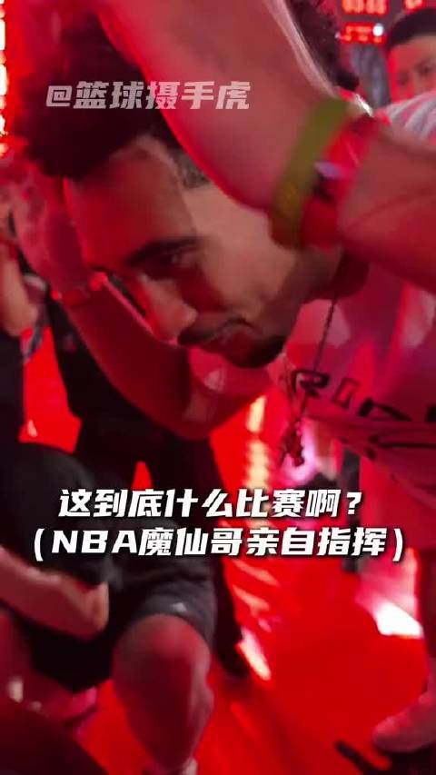 “王嘉尔亲自维持球场秩序”