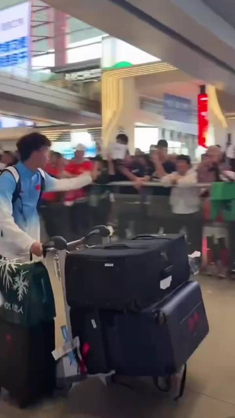 U23国足回国！大量球迷接机，王钰栋被喊NB，毛伟杰坐轮椅微笑
