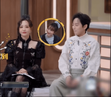 杨蓉认真营业自我介绍时何老师的表情管理系统直接崩盘！