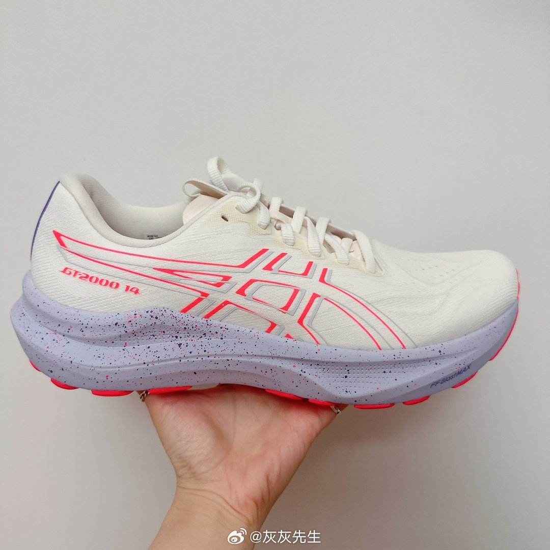 HOKA、ASICS、安踏三款跑鞋新品上市