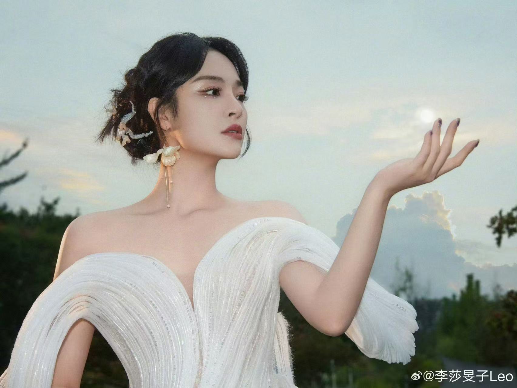 李莎旻子今日密集采访40余组明星