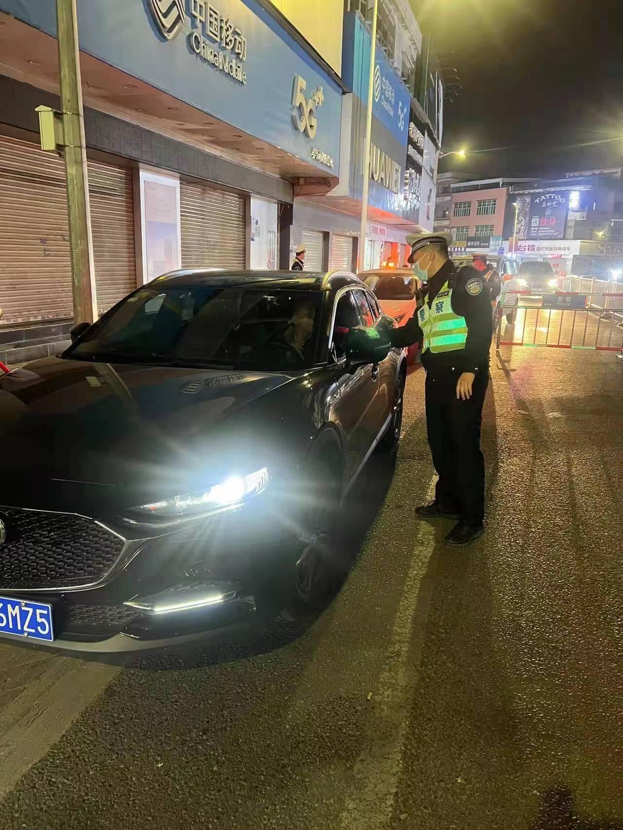 东莞常平交警跨年夜查酒驾 4位司机齐上榜休闲区蓝鸢梦想 - Www.slyday.coM 东莞常平交警跨年夜查酒驾 4位司机齐上榜休闲区蓝鸢梦想 - Www.slyday.coM