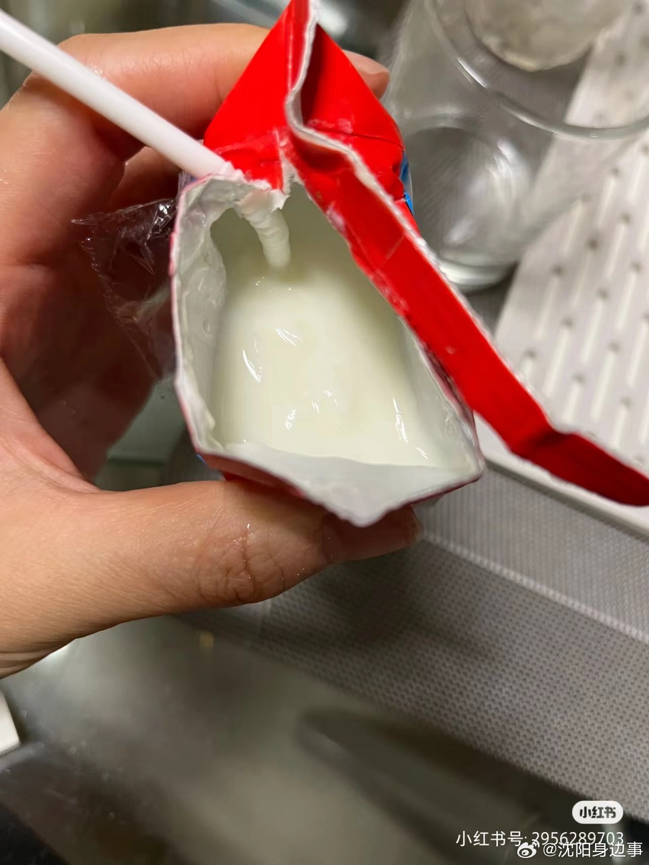网友丁丁丁猫儿发文称在京东购买辉山牛奶，喝了大半，突然喝到一瓶变酸的…