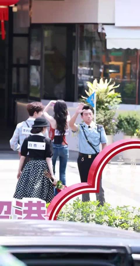 一起打招呼哟昀牵孟绕 孟子义李昀锐 奔跑吧