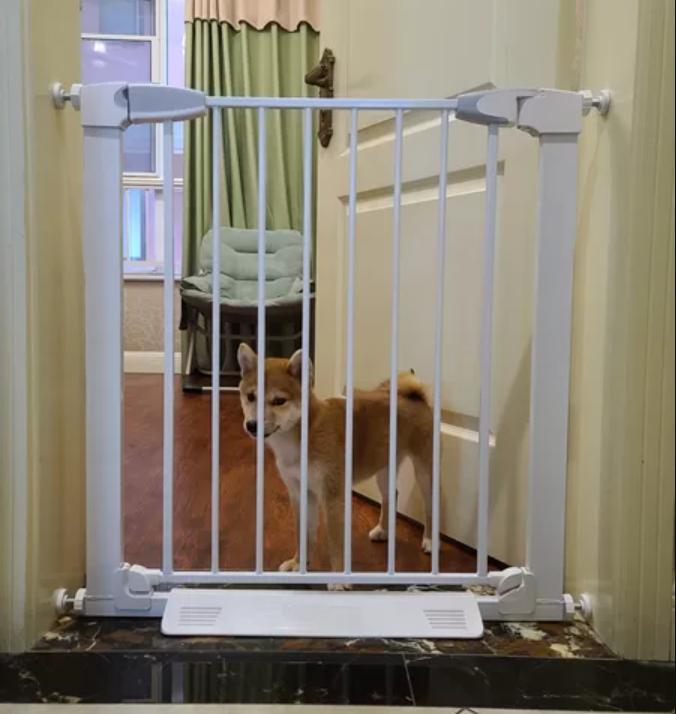 原创（小孩爬进滚筒洗衣机）两幼童钻进洗衣机，(图8)