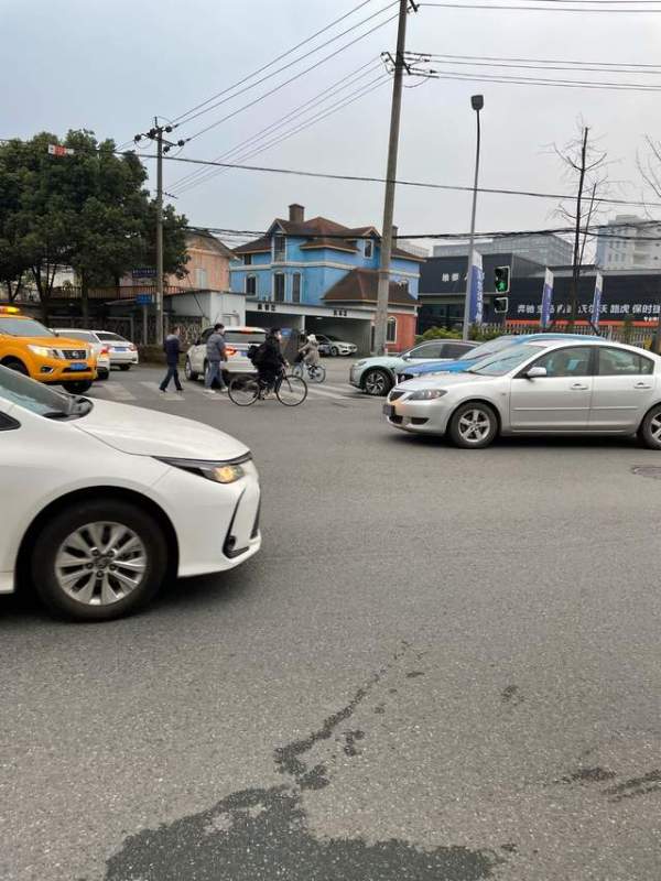 成都市民反映金牛区金周路地铁站周边交通秩序混乱 属地交警开展违法查处工作休闲区蓝鸢梦想 - Www.slyday.coM 成都市民反映金牛区金周路地铁站周边交通秩序混乱 属地交警开展违法查处工作休闲区蓝鸢梦想 - Www.slyday.coM