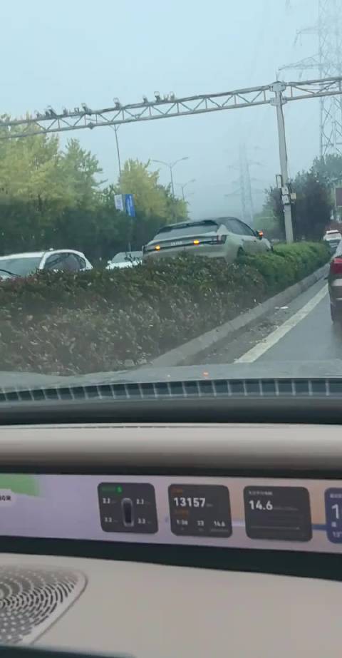 司机疑分神驾驶致车辆冲上绿化带