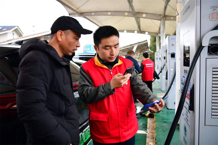 【新春走基层】江西南昌：备足充电枪 便捷民众回家路